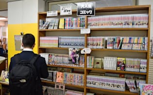 漫画が並ぶ埼玉県立飯能高校の図書館（11月、埼玉県飯能市）