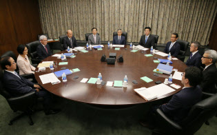 政策委員の人選には政府の意向が強く働く(2017年9月、日銀本店の金融政策決定会合) 政策委員の人選には政府の意向が強く働く(2017年9月、日銀本店の金融政策決定会合)