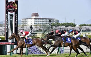 左回りのG1が多い秋はさらなる飛躍が期待できる(写真は大阪杯)=共同 左回りのG1が多い秋はさらなる飛躍が期待できる(写真は大阪杯)=共同