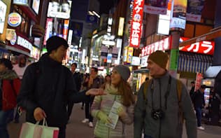 「SHIBUYA NIGHT TOUR」はガイドの案内で穴場の飲食店などを巡る（東京都渋谷区）