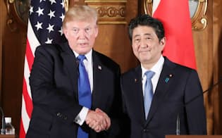 共同記者会見を終え、トランプ米大統領（左）と握手する安倍首相（2017年11月、東京・元赤坂の迎賓館）