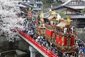 飛騨路に春告げる 春の高山祭が開幕 日本経済新聞