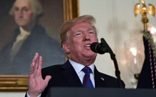 シリアへの軍事攻撃を発表するトランプ米大統領(13日、ホワイトハウス)=AP シリアへの軍事攻撃を発表するトランプ米大統領(13日、ホワイトハウス)=AP
