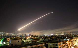 米軍のミサイル攻撃が始まったシリア首都・ダマスカス上空(14日)=AP 米軍のミサイル攻撃が始まったシリア首都・ダマスカス上空(14日)=AP