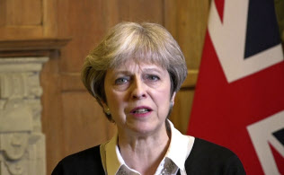 英軍にシリア攻撃を命令したメイ首相(14日、ロンドン)=AP 英軍にシリア攻撃を命令したメイ首相(14日、ロンドン)=AP