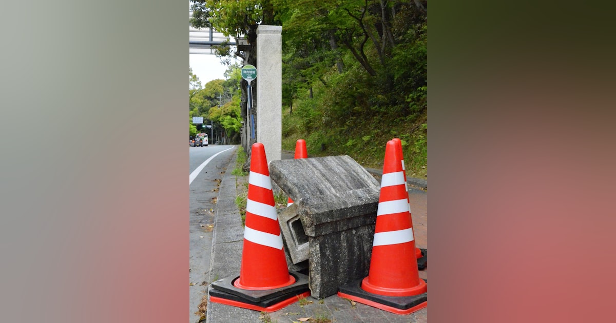 石灯籠落ち81歳歩行者死亡 バスのサイドミラー接触 - 日本経済新聞
