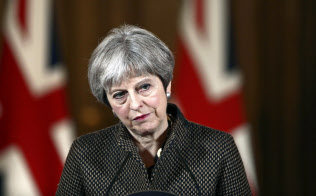 会見するメイ英首相(14日、ロンドン)=AP 会見するメイ英首相(14日、ロンドン)=AP