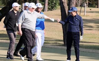 ゴルフコースでトランプ米大統領（手前左）と拳を合わせる安倍首相（17年11月、埼玉県川越市の霞ケ関カンツリー倶楽部）=内閣広報室提供