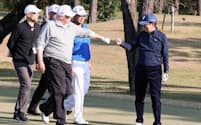 ゴルフコースでトランプ米大統領（手前左）と拳を合わせる安倍首相（昨年11月5日午後、埼玉県川越市の霞ケ関カンツリー倶楽部）=内閣広報室提供