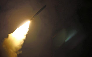 14日、シリアを攻撃するため米軍艦から発射された巡航ミサイルのトマホーク(米海軍提供・共同) 14日、シリアを攻撃するため米軍艦から発射された巡航ミサイルのトマホーク(米海軍提供・共同)