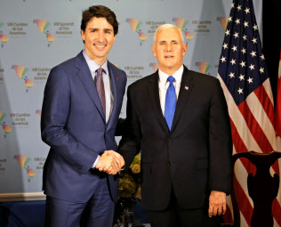 14日、米国のペンス副大統領(右)と会談したカナダのトルドー首相はシリアへの軍事攻撃を支持した(リマ)=AP 14日、米国のペンス副大統領(右)と会談したカナダのトルドー首相はシリアへの軍事攻撃を支持した(リマ)=AP