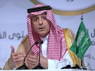 アラブ首脳会議後に記者会見するサウジアラビアのジュベイル外相=AP アラブ首脳会議後に記者会見するサウジアラビアのジュベイル外相=AP