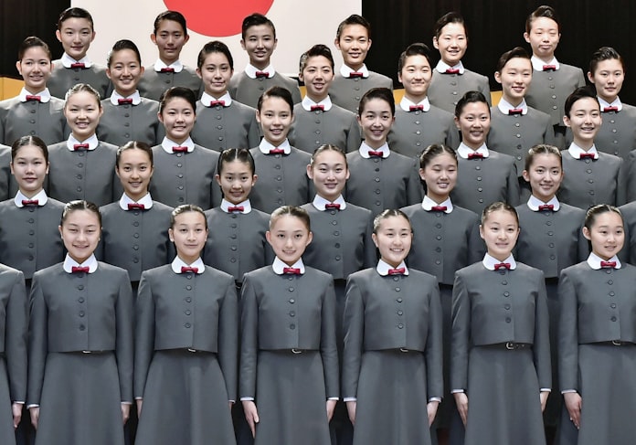 宝塚で晴れの入学式 音楽学校に40人 日本経済新聞 宝塚で晴れの入学式 音楽学校に40人 日本経済新聞