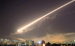 14日、米軍のミサイルが飛ぶダマスカス上空=AP 14日、米軍のミサイルが飛ぶダマスカス上空=AP