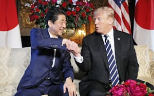日米首脳会談で握手する安倍首相とトランプ米大統領（17日午後、米フロリダ州パームビーチ）=小高顕撮影