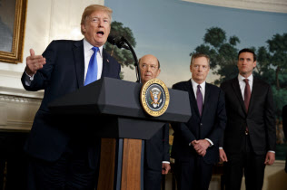 トランプ氏は安倍首相の表情に言及し、日本への不信感をあらわにした(3月22日、ホワイトハウス)=AP トランプ氏は安倍首相の表情に言及し、日本への不信感をあらわにした(3月22日、ホワイトハウス)=AP