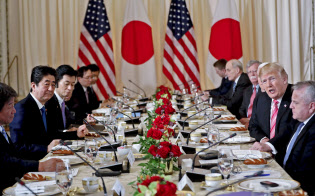 首脳会談を前にワーキングランチに臨む安倍首相とトランプ大統領=AP 首脳会談を前にワーキングランチに臨む安倍首相とトランプ大統領=AP