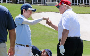 ゴルフを楽しむ安倍首相とトランプ米大統領(18日午後、米フロリダ州パームビーチ)=内閣広報室提供 ゴルフを楽しむ安倍首相とトランプ米大統領(18日午後、米フロリダ州パームビーチ)=内閣広報室提供