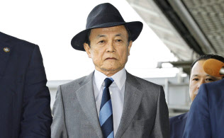 ワシントンで開かれるG20に出席するため、成田空港に到着した麻生財務相(19日午前)=共同 ワシントンで開かれるG20に出席するため、成田空港に到着した麻生財務相(19日午前)=共同