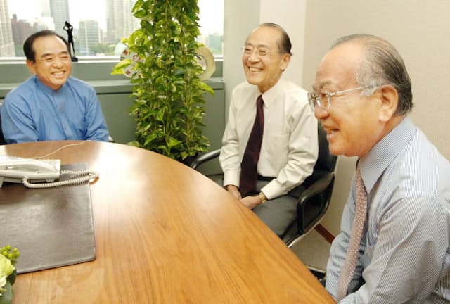 4兄弟は週1回の会議で顔を合わせていた。（左から）横川紀夫氏、横川端氏、茅野亮氏（2005年）