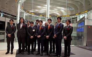 東証マザーズに上場したHEROZの林隆弘CEO（写真前列中央）と経営陣ら=20日、東京証券取引所