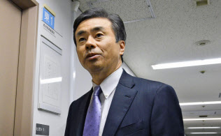 記者団の取材に応じる元首相秘書官の柳瀬唯夫経済産業審議官(10日午後、経産省)=共同 記者団の取材に応じる元首相秘書官の柳瀬唯夫経済産業審議官(10日午後、経産省)=共同