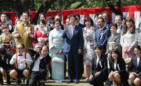 「桜を見る会」で参加者と記念写真に納まる安倍首相（21日午前、東京・新宿御苑）