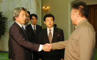 2002年9月17日、金正日氏(故人、右)と平壌で会談した当時の小泉純一郎首相(左)の脇には官房副長官だった安倍晋三首相(写真中央)も控えていた(平壌の百花園迎賓館)=代表撮影 2002年9月17日、金正日氏(故人、右)と平壌で会談した当時の小泉純一郎首相(左)の脇には官房副長官だった安倍晋三首相(写真中央)も控えていた(平壌の百花園迎賓館)=代表撮影