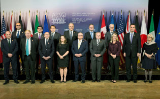 記念撮影に臨むG7外相会合に出席した各国外相ら。後列左から2人目は河野外相(23日、カナダ・トロント)=カナディアンプレス提供・AP 記念撮影に臨むG7外相会合に出席した各国外相ら。後列左から2人目は河野外相(23日、カナダ・トロント)=カナディアンプレス提供・AP