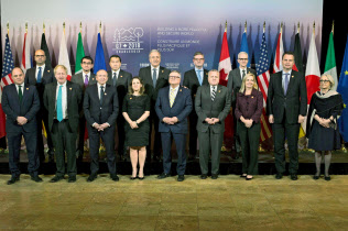 記念撮影に臨むG7外相会合に出席した各国外相ら。後列左から2人目は河野外相=23日、カナダ・トロント(カナディアンプレス提供・AP=共同) 記念撮影に臨むG7外相会合に出席した各国外相ら。後列左から2人目は河野外相=23日、カナダ・トロント(カナディアンプレス提供・AP=共同)