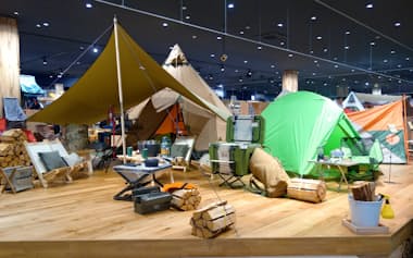 店の中央にテントを張るスペースを設けた（24日、愛知県春日井市）