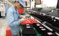 ZTEの本社工場で日本企業向けに通信機器を製造する生産ライン（広東省深圳市）