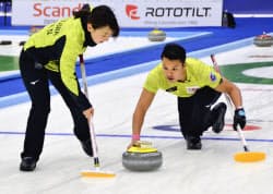 カーリング藤沢 山口組が2連勝 世界混合ダブルス 写真 共同 日本経済新聞