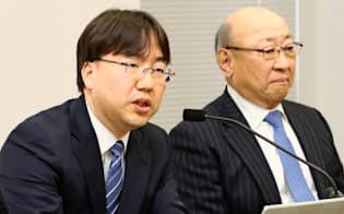 決算発表する任天堂の古川俊太郎次期社長(左)と君島達己社長（26日午後、大阪取引所）