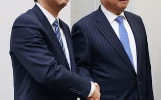 任天堂の次期社長に決まり握手する古川俊太郎取締役(左)と君島達己社長（26日、大阪取引所）