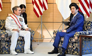 ハリス米太平洋軍司令官と会談する安倍首相(26日午後、首相官邸)=共同 ハリス米太平洋軍司令官と会談する安倍首相(26日午後、首相官邸)=共同