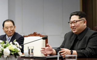 韓国側施設「平和の家」で文在寅大統領との会談に臨む北朝鮮の金正恩朝鮮労働党委員長。左は金英哲党副委員長=27日、板門店(韓国共同写真記者団・共同) 韓国側施設「平和の家」で文在寅大統領との会談に臨む北朝鮮の金正恩朝鮮労働党委員長。左は金英哲党副委員長=27日、板門店(韓国共同写真記者団・共同)