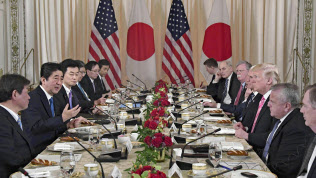 4月、トランプ米大統領(右から3人目)と会談する安倍首相(左から2人目)、茂木経財相(左端)=共同 4月、トランプ米大統領(右から3人目)と会談する安倍首相(左から2人目)、茂木経財相(左端)=共同