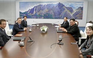 　韓国側の板門店で会談に臨む文在寅大統領（左から2人目）と北朝鮮の金正恩朝鮮労働党委員長（右から2人目）=27日（韓国共同写真記者団・共同）