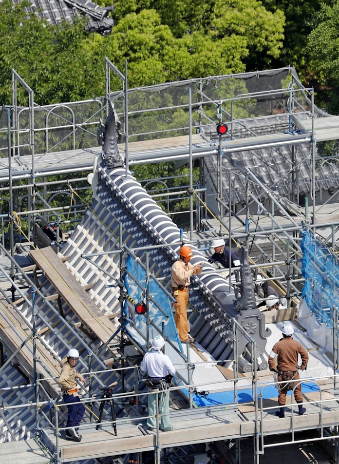 熊本城のしゃちほこ 大天守への設置完了 日本経済新聞 熊本城のしゃちほこ 大天守への設置完了 日本経済新聞
