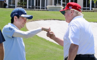 ゴルフを楽しむ安倍首相とトランプ米大統領(18日午後、米フロリダ州パームビーチ)=内閣広報室提供 ゴルフを楽しむ安倍首相とトランプ米大統領(18日午後、米フロリダ州パームビーチ)=内閣広報室提供