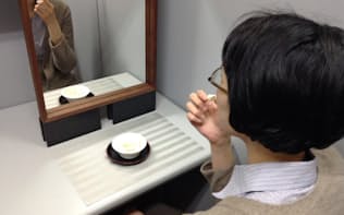 名古屋大の中田龍三郎氏は鏡の前で食事する効果を実験してみた（中田氏提供）