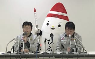 4月30日、記者会見するインターステラテクノロジズの稲川社長（写真左）と堀江氏