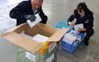 空路で輸入された貨物を検査する税関職員（東京都江東区）