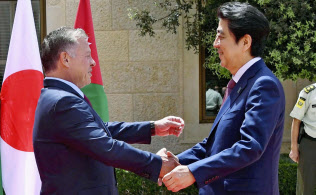 ヨルダンのアブドラ国王(左)と握手する安倍首相(1日、アンマンの王宮府)=共同 ヨルダンのアブドラ国王(左)と握手する安倍首相(1日、アンマンの王宮府)=共同