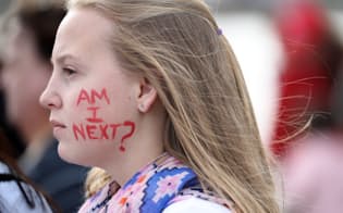 「次はわたし？」。コロンバイン事件から19年の追悼集会で銃規制強化を訴える学生（4月19日、コロラド州）=小高顕撮影