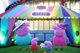 ペッパピッグをテーマとした展示(2017年8月、上海)=AP ペッパピッグをテーマとした展示(2017年8月、上海)=AP