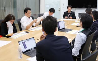 セキュリティー対策を話し合うDMMビットコインの田口社長（奥左から4人目）ら（東京都中央区）