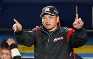 3月30日の楽天戦で映像による検証を「リクエスト」するロッテ・井口監督=共同 3月30日の楽天戦で映像による検証を「リクエスト」するロッテ・井口監督=共同