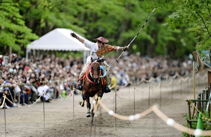 馬上の伝統技に歓声 下鴨神社で流鏑馬神事 日本経済新聞 馬上の伝統技に歓声 下鴨神社で流鏑馬神事 日本経済新聞
